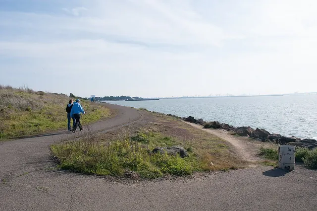 People walking along bayside park trail (6968369700)